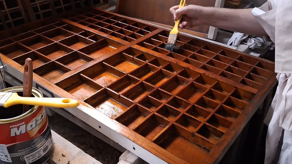 aplicação de verniz nas gavetas