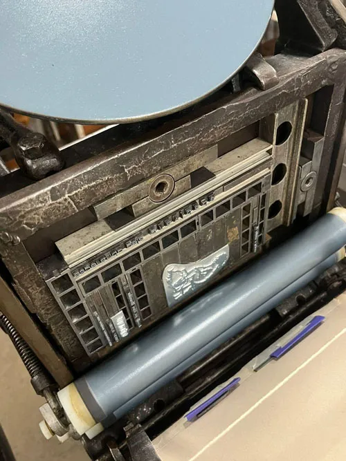 vista do clichê na prensa