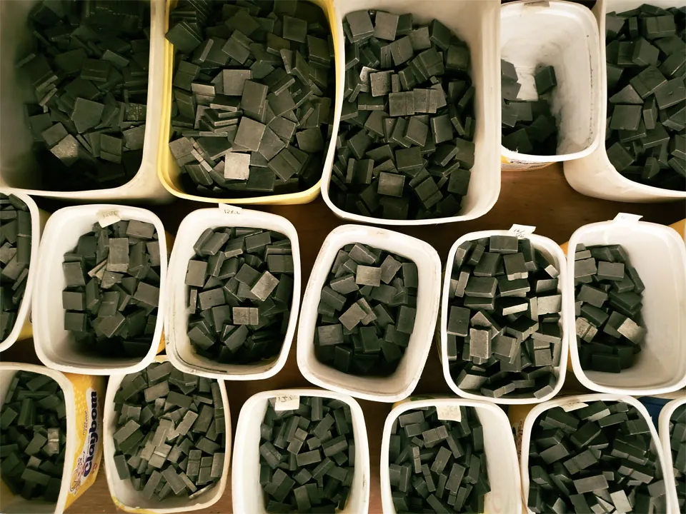 potes com os elementos brancos