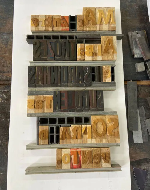 composição com tipos móveis de madeira